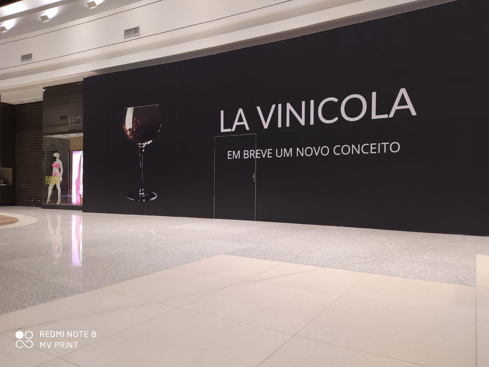 Tapume promocional instalado pela MV Print